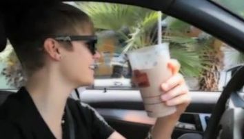 Justin Bieber, pus pe glume la fast-food VIDEO
