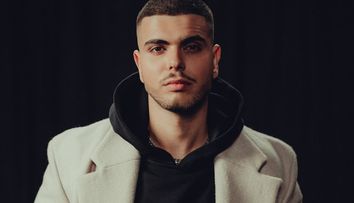 Andrei Bănuță a lansat hitul care aprinde orice petrecere: ,,Au venit românii mei (live)”