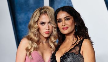 Cum arată Salma Hayek în costum de baie la 57 de ani! Fiica Valentina a pozat-o pe plajă: „Una dintre cele mai frumoase femei din lume”