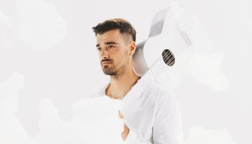 Liviu Teodorescu lansează single-ul „Urmele”, alături de un videoclip complet alb