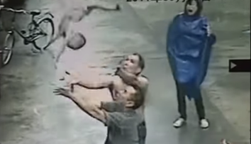 Clipul care face inconjurul lumii acum. Un barbat a prins in brate un copil care cadea de la etaj. Vezi imaginile incredibile - VIDEO