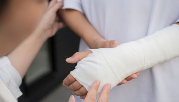 Un băiețel de doar opt ani a murit subit după ce și-a rupt mâna la școală! Apropiații sunt în stare de șoc: „Era atât de special...”