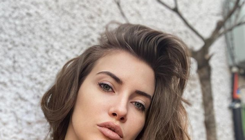 Iulia Albu, imagini spectaculoase în care apare nemachiată. Cât de bine arată când renunță la look-urile excentrice