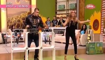Probabil, cel mai amuzant playback vazut la TV. DJ-ul mixeaza cu mainile goale, iar cantareata nu are nici macar microfon. VIDEO
