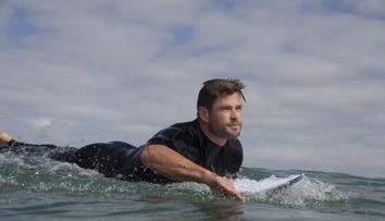 Chris Hemsworth înoată cu rechinii în cadrul SHARKFEST la National Geographic Wild