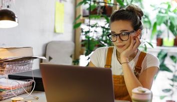 STUDIU: Săptămâna de 4 zile de muncă ar face angajații mai fericiți și mai eficienți