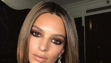 Are cel mai frumos bust natural, dar a lansat un trend periculos. Emily Ratajkowski pune in pericol viata tinerelor