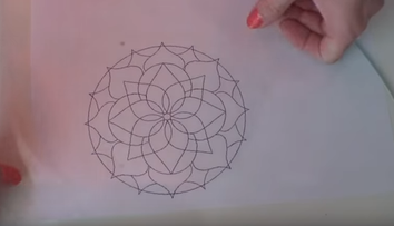 A facut un desen pe foaie, a pus un geam peste si l-a acoperit cu vaselina. Ce urmeaza, transforma total desenul