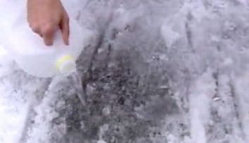 Scapa rapid de stratul de gheata din fata casei. Ai nevoie de doar 3 ingrediente banale, iar problema ta e rezolvata