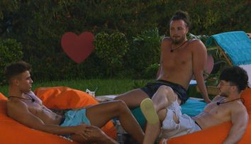 Love Island, 8 octombrie. În mijlocul unei discuții între băieți, apare o surpriză! Mesajul care îi va face curioși pe concurenți