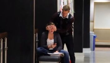 Experiment social inedit. Ce se intampla cand acoperi ochii strainilor cu palmele si le ceri sa ghiceasca cine e: VIDEO