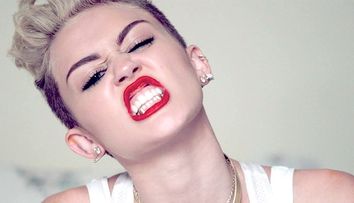 Miley Cyrus continua seria momentelor controversate: Ce gest a facut cantareata pe scena la MTV EMA 2013