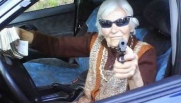 Baba si mitraliera: tirul, noul hobby al persoanelor de varsta a treia! FOTO