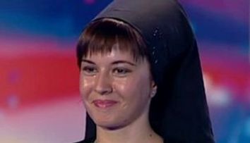 Sa latri pe diverse voci cainesti, imbracata in costum popular, e o trasnaie de tot rasul! Iti place? VIDEO