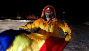 Tibi Useriu, cel care a castigat pentru a doua oara cursa de la Cercul Polar de Nord, premiat de autoritati