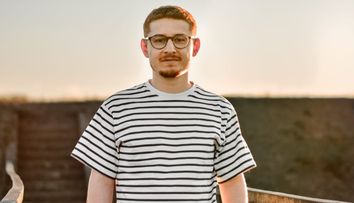 Cine este Diezpoem, tânărul care a construit o comunitate din cuvinte: „Respectul față de oamenii care mă urmăresc este mai presus de orice sumă de bani”