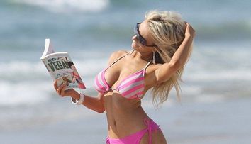 Asta le intrece pe toate: machiata si pe tocuri de 15 cm, face pe intelectuala la plaja FOTO