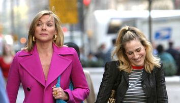 Cum arată iubitul Samanthei din „Sex and the City”. Kim Cattrall, apariție rară alături de partenerul cu 15 ani mai tânăr decât ea: „Îl iubesc! A meritat așteptarea”