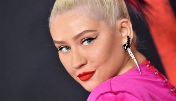 Christina Aguilera, o sirenă de apă dulce. Și-a arătat bustul imens la piscină