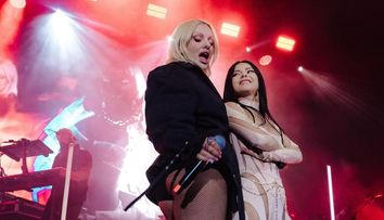 Inna și Alexandra Stan, apariție incendiară în fața fanilor din Amsterdam! Cum și-au făcut româncele apariția pe scenă: „Pop-ul românesc a salvat din nou lumea!”