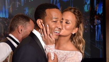 Chrissy Teigen, într-o ținută neinspirată. Cum a fost fotografiată de paparazzi