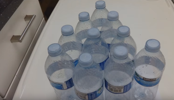 A taiat o sticla de plastic in fasii mici si subtiri. Rezultatul final te va lasa fara cuvinte
