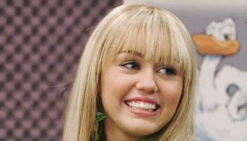 Miley Cyrus, cu par lung din nou. Cum arata vedeta cu suvitele celebre a la Hannah Montana
