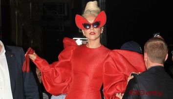 Poza de care sigur ii este rusine si ei. Lady Gaga, fotografiata intr-o ipostaza jenanta