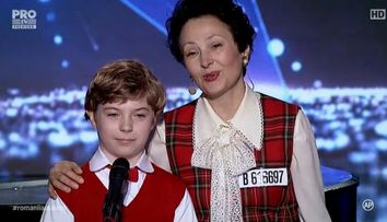Mama si fiul au urcat impreuna pe scena si i-au cucerit pe toti inca din primele secunde. Cum au impresionat
