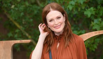 Julianne Moore pare mult mai tânără fără pic de machiaj. La 60 de ani, actrița și-a surprins fanii cu un selfie
