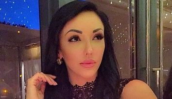 Talie de viespe, posterior apetisant si decolteu indraznet. Alexandra Harra este mandra formele ei