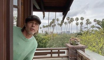 Moment viral pe net: Cum prezintă Brad Pitt vremea de la fereastra casei sale
