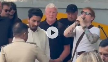 A vrut să le facă o surpriză trecătorilor, dar poliția din India i-a întrerupt concertul. De ce i-a deconectat polițistul microfonul lui Ed Sheeran. Prima reacție a superstarului VIDEO