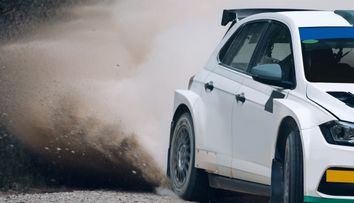 Femei în motorsport: începe o competiție automobilistică dedicată excusiv femeilor