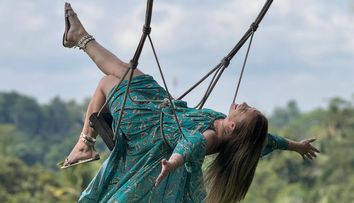 Marcela Fota i-a dat papucii iubitului mai tinerel cu 22 de ani, fără să stea pe gânduri. Deși știa că nu au niciun viitor împreună, artista a rămas în relație