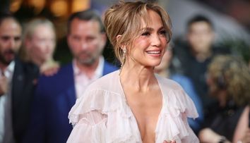 „De parcă se vede iarăși mireasă”. Jennifer Lopez a fost ovaționată de fanii din Mexic când a apărut într-o rochie albă și diafană, la premiera filmului „Atlas”
