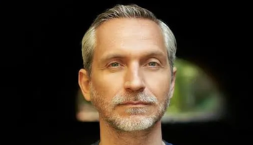 Între poliție, război și literatură - cum scrie Olivier Norek despre curaj și supraviețuire: „Poate că, văzând atâtea lucruri, am simțit nevoia să le povestesc”