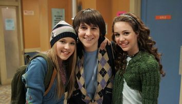 Au trecut 5 ani de cand juca alaturi de Miley Cyrus in Hannah Montana. Cat de mult s-a schimbat Oliver Oken
