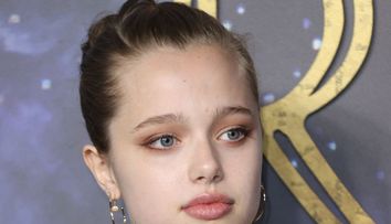 Shiloh Jolie și-a mâncat prânzul pe trotuar, în timp ce prietena ei s-a cocoțat pe o mașină. Fiica Angelinei Jolie și a lui Brad Pitt, așa cum nu ai mai văzut-o până acum