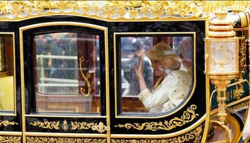 Care sunt simbolurile ascuse în ținuta purtată de Regina Camilla la Încoronarea Regelui Charles al III-lea?