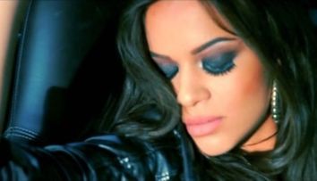 Crezi ca in aceste fotografii este Rihanna? Ei bine, nu. Este o cantareata din Romania, care lucreaza cu succes si ca model
