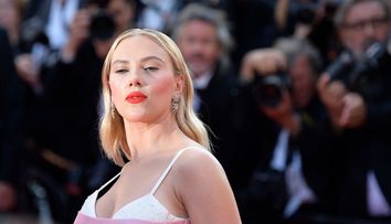 Scarlett Johansson nu permite nimănui să-i fure eticheta de „cea mai sexy femeie în viață”. Are trup de zeiță și la 40 de ani