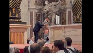 Un bărbat a urinat pe altarul Bazilicii Sfântul Petru din Vatican. Incidentul s-a petrecut sub privirile a sute de turiști VIDEO
