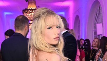 Lottie Moss, cea mai îndrăzneață apariție de până acum! Modelul a defilat pe covorul roșu într-o rochie transparentă
