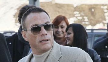 Jean-Claude Van Damme dezminte pe Facebook ca a suferit un preinfarct!