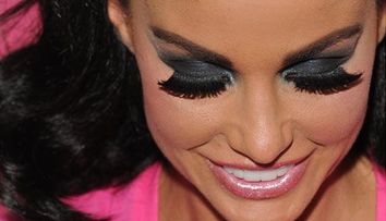 Katie Price, less is more. Cum arata intr-o zi obisnuita din viata ei una dintre cele mai controversate vedete din Marea Britanie