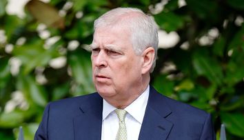 Imagini scandaloase! Andrew a fost surprins în timp ce se juca alături de un copil cu un obiect scandalos. I l-a făcut cadou, iar imaginile au stârnit revoltă. Fotografiile au fost publicate la doar o zi de la arestarea lui
