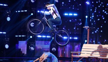 Românii au talent 2021: Rika Fujimoto și Serghei Vatamaniuc, acrobații spectaculoase cu bicicleta