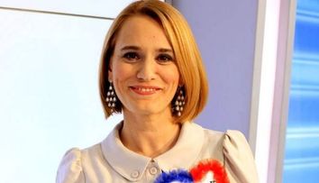 Andreea Esca, bruneta. Prezentatoarea Stirilor ProTV a uimit cu aceasta culoare. Iti place? FOTO
