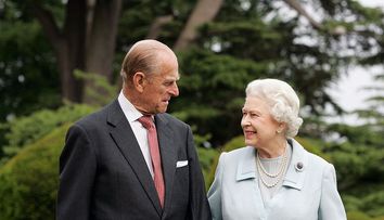 Regina Elisabeta a II-a și prințul Philip au aniversat 73 de ani de căsnicie! Ce cadou au primit de la strănepoți